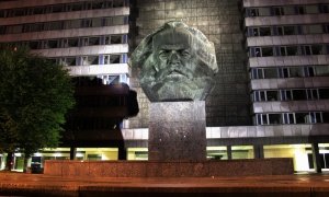 Karl-Marx-Monument- der Erleuchte, foto: gravitat-OFF