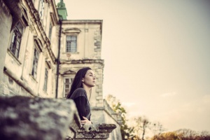 Girl Looking Forward In Old Castle, foto: bedya/BigStock