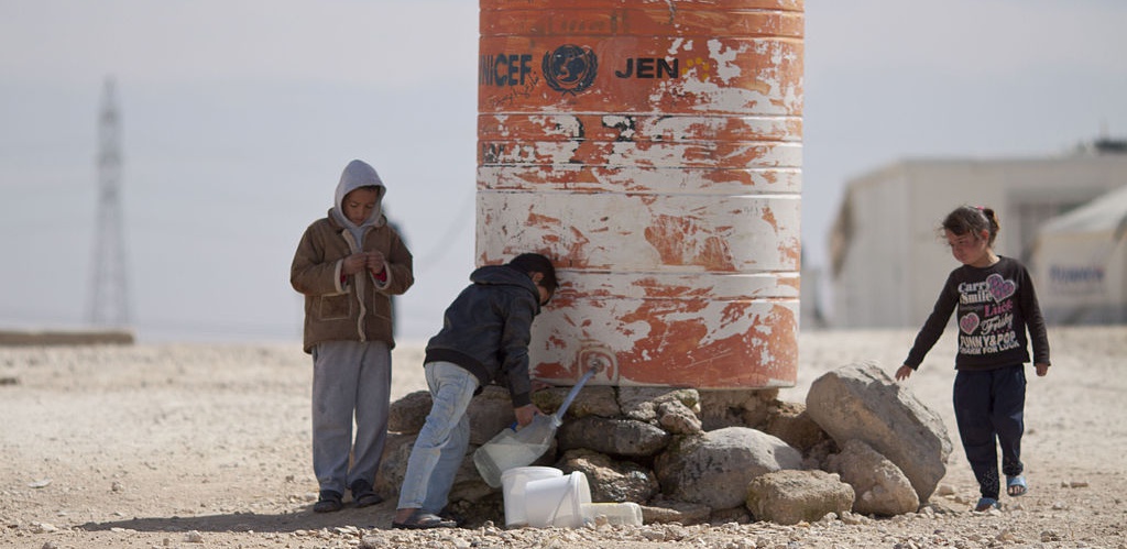 Children filling water in Al Zaatari Camp e1463047578168