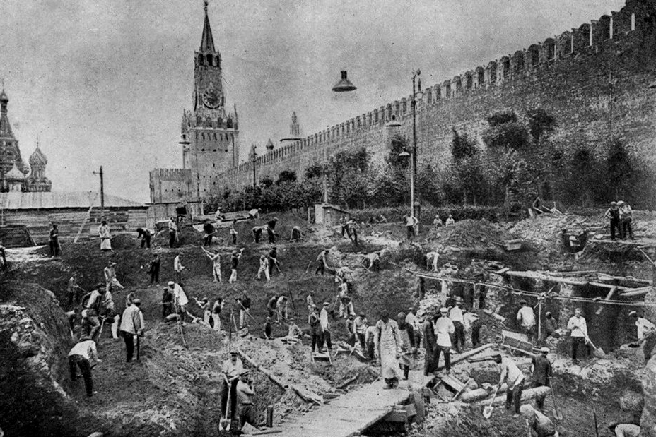 Budování základů hlavního žulového mauzolea, 1929 Foto: pastvu.com/p/35372