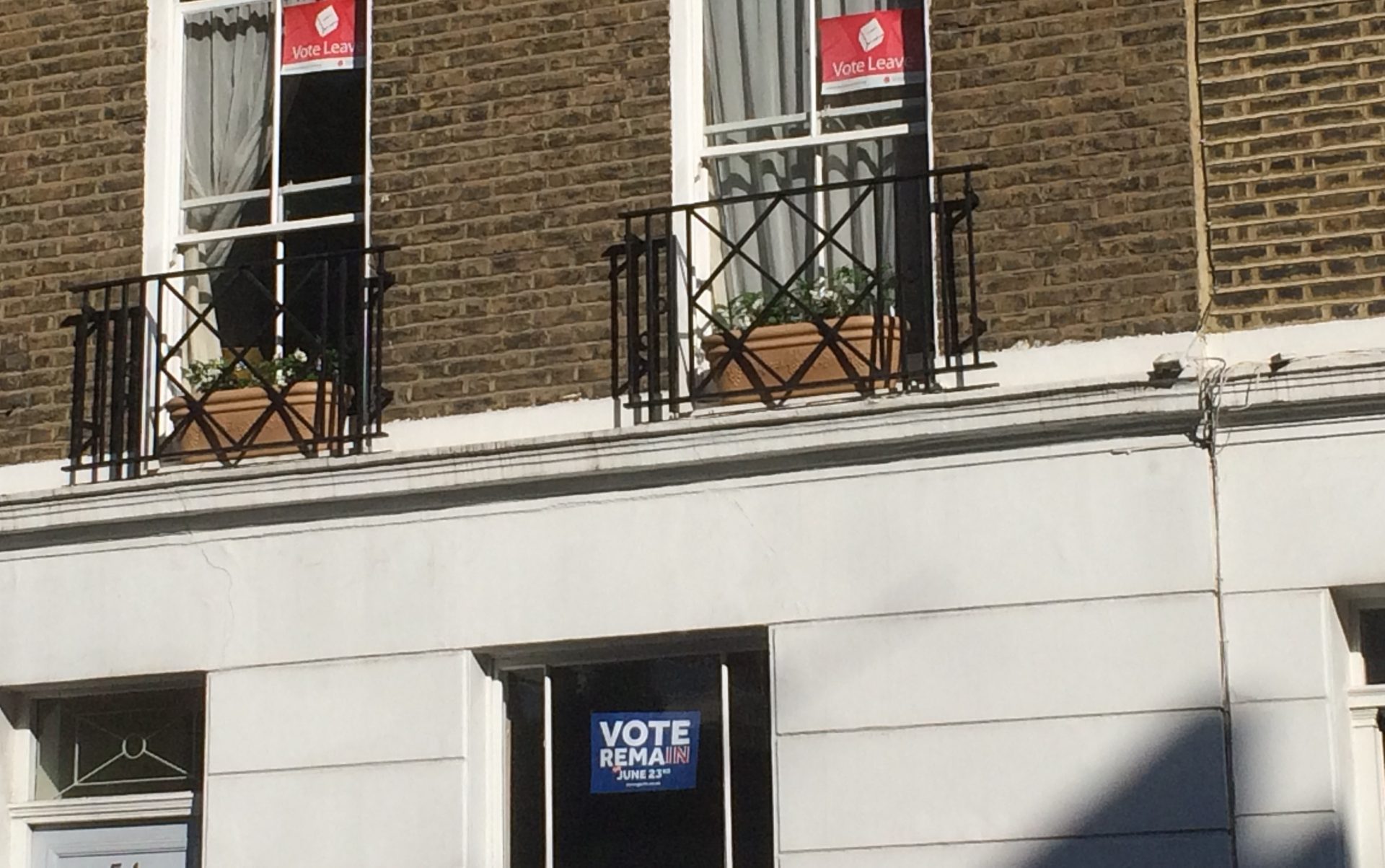 Cameron Vote Leave and Vote Remain posters in Pimlico London Philip Stevens June 16 e1467833954701