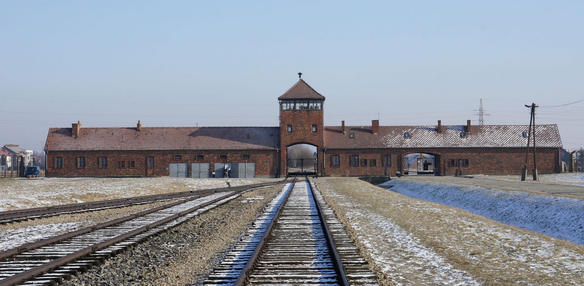 2048px Entrée de Birkenau   hiver e1471178611333