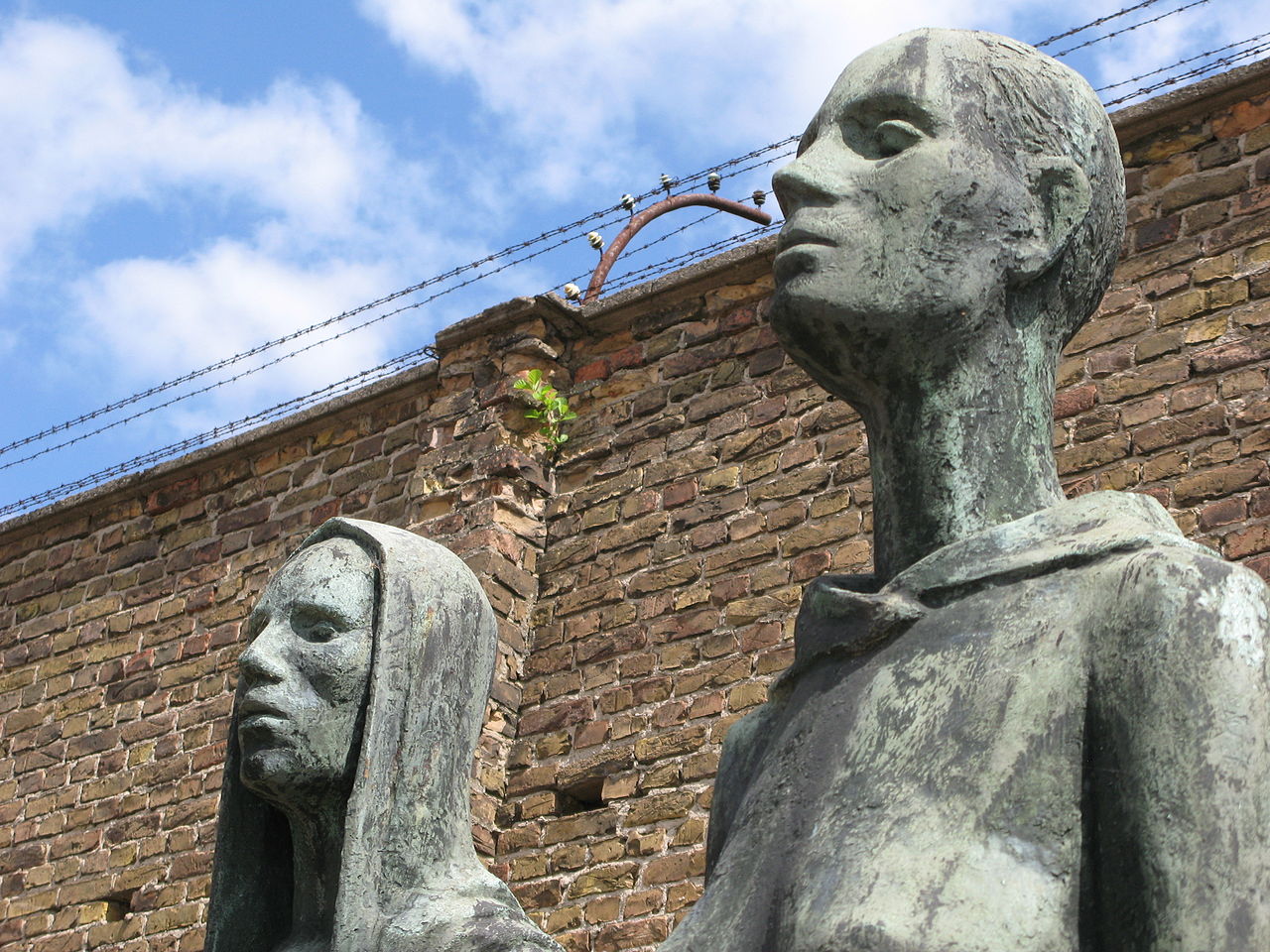 Bronzeplastiken vor der ehemaligen Lagermauer in der Mahn und Gedenkstätte Ravensbrück im ehemaligen KZ Ravensbrück Deutschland Nina Volare
