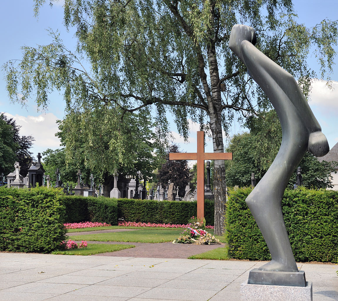 The sculpture Le prisonnier politique is by Lucien Wercollier Cayambe