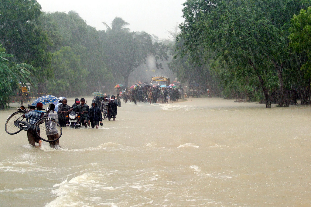 People tackling the floods in Vanni Sri Lanka photo trokilinochchi