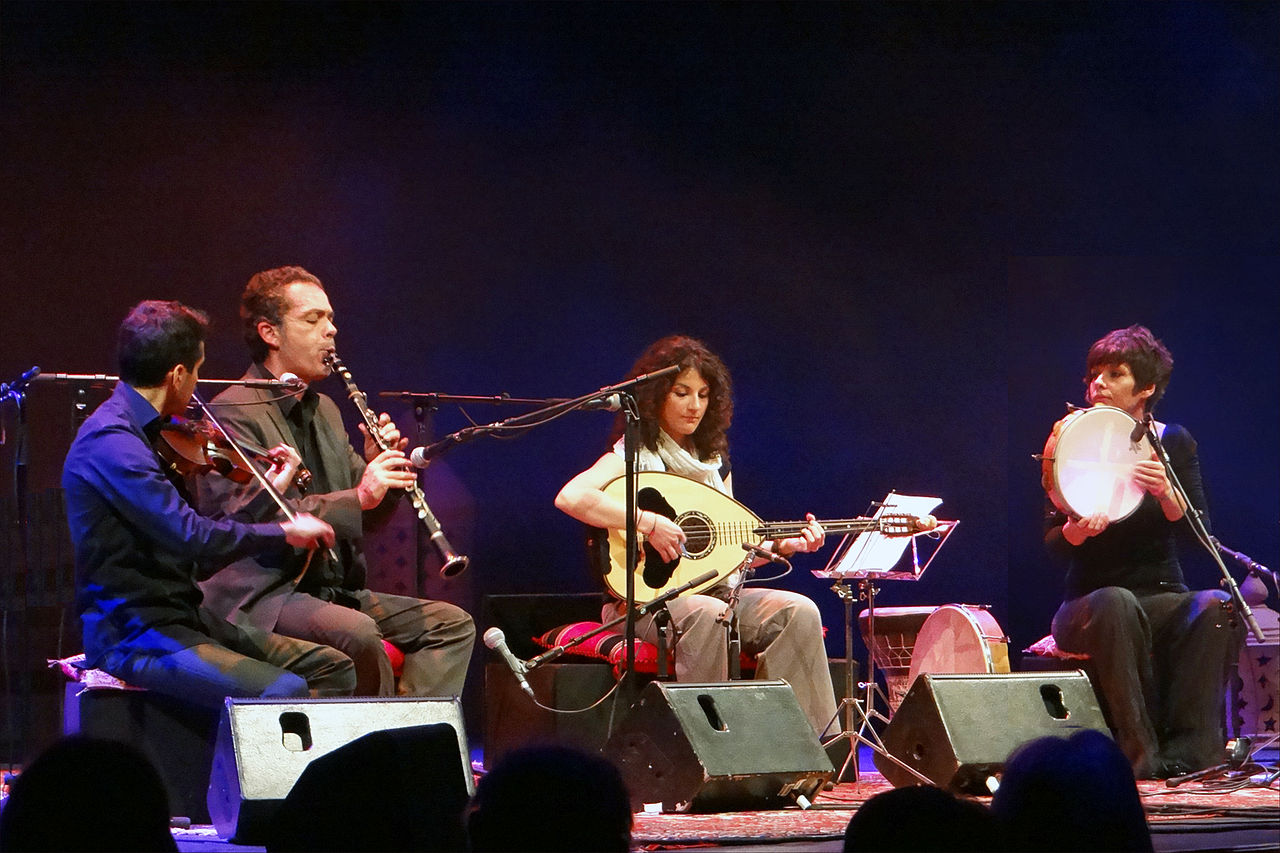 Manos Achalinotopoulos et son ensemble dans le café oriental de Saint Florent le Vieil photo Jean Pierre Dalbéra