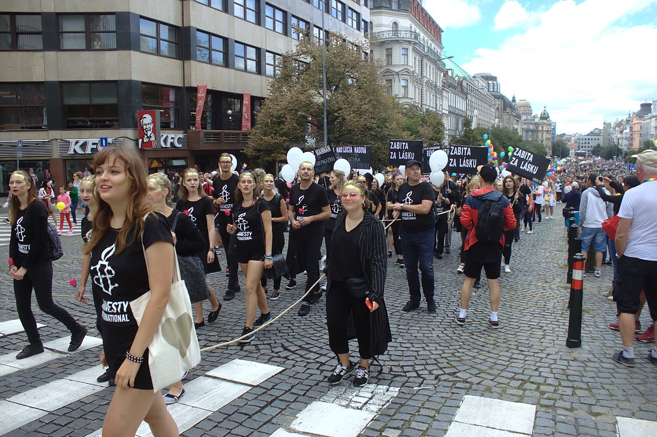 Praha Václavské náměstíPride2017 Amnesty International foto Aktron Wikimedia Commons