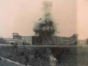 Blowing up the Stalin Monument