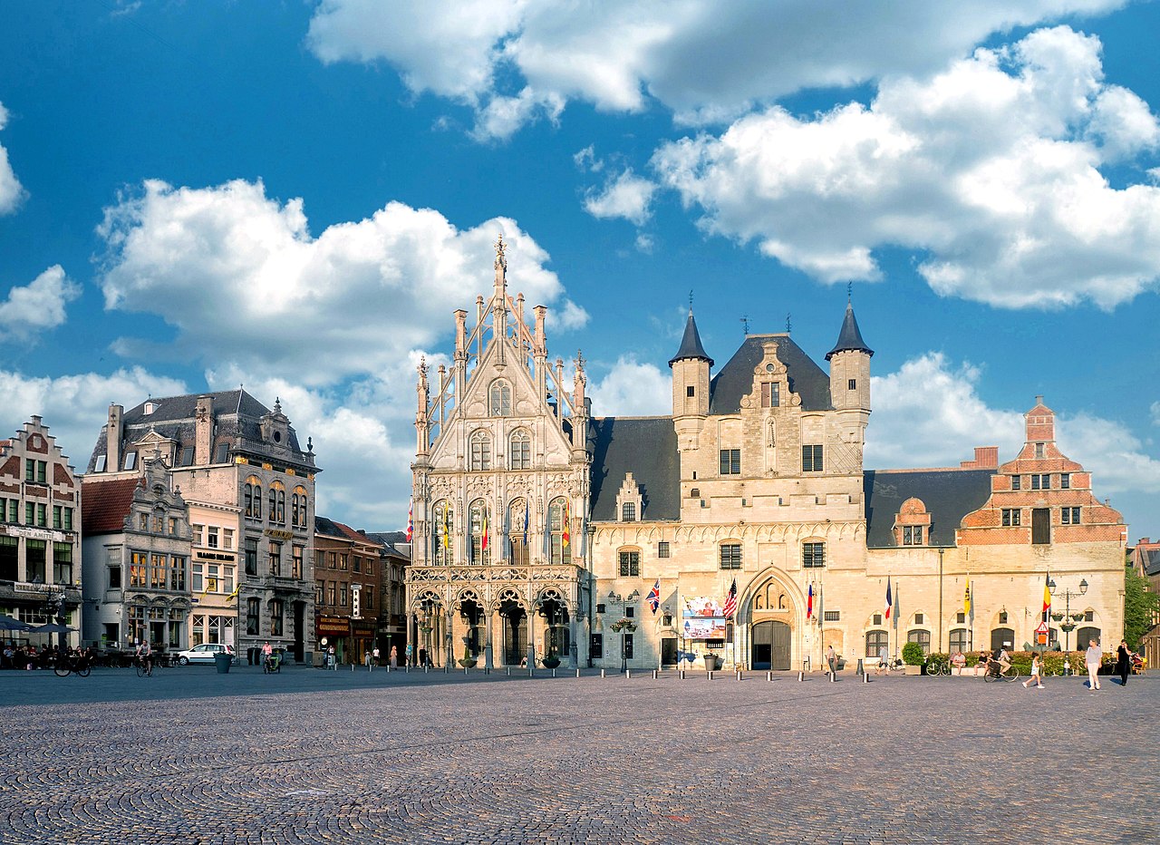 Mechelen Großer Markt mit Rathaus und Tuchhalle by Rolf Kranz