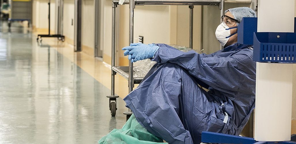 Annalisa Silvestri del Hospital San Salvatore en Pésaro Italia al final de su turno durante la pandemia de COVID 19 el 19 de marzo de 2020 by Alberto Giuliani e1597769798626