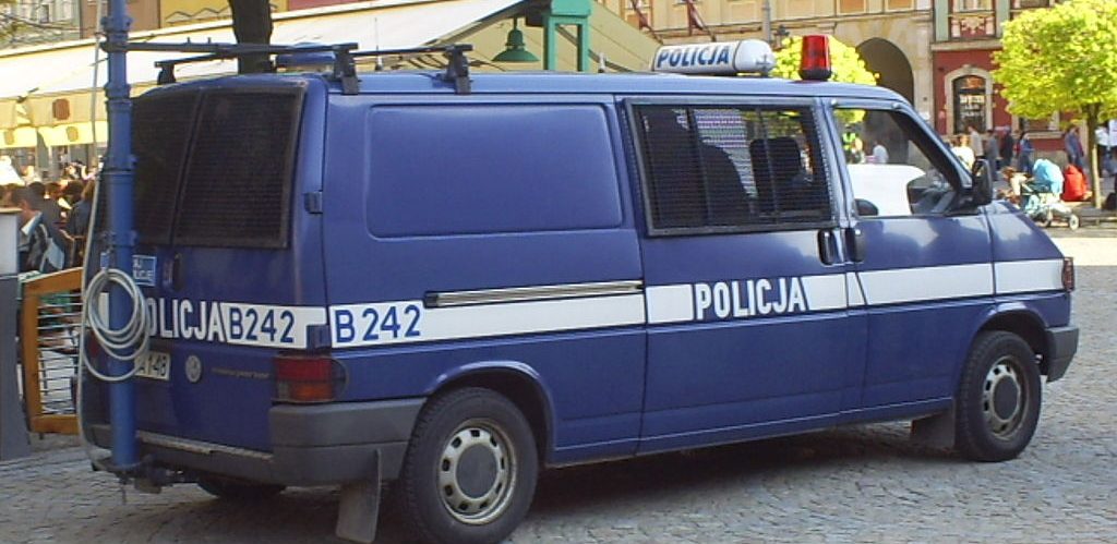 Polska Policja. Furgonetka VW T4 wyposazona w kamere do nagrywania demonstracji