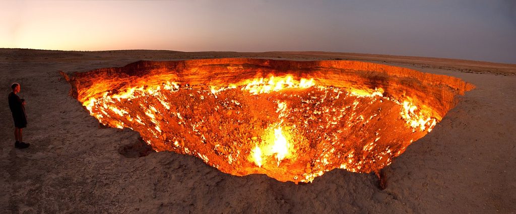 Brana do pekla krater na uzemi Turkmenistanu uprostred pouste Karakum nedaleko oazy Darvaza ve kterem od roku 1971 hori unikajici zemni plyn Torvod Sandtorv