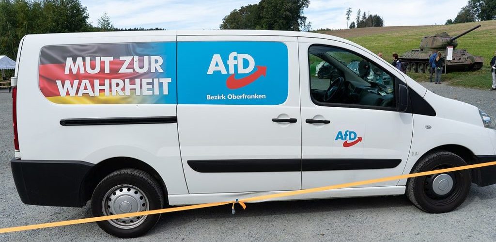 AfD Wagen in Modlareuth. Im Hintergrund ist ein Panzer zu sehen PantheraLeo1359531