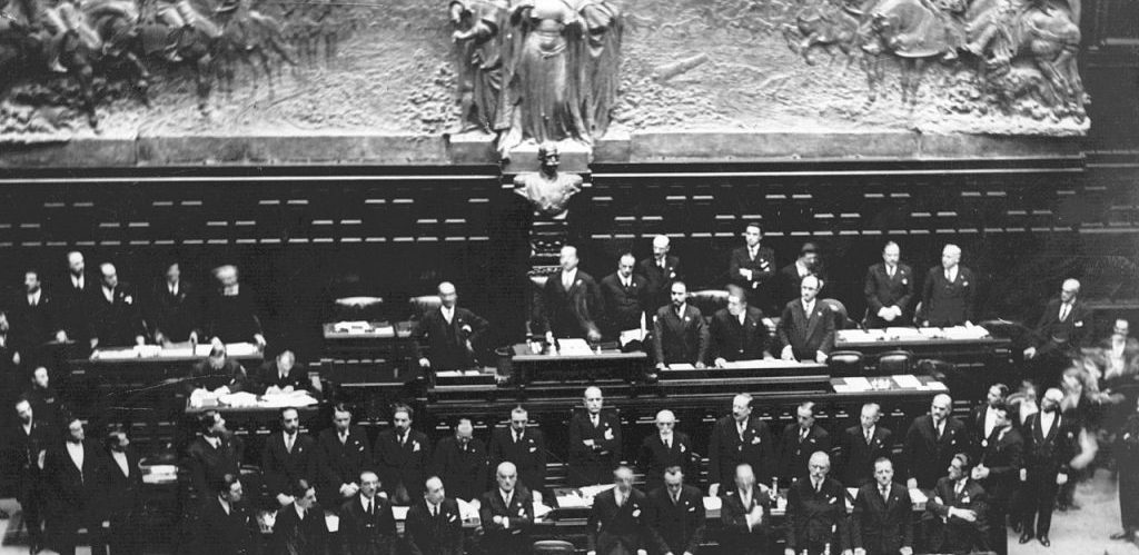Benito Mussoin in una Seduta del Parlamento by gettyomages.it