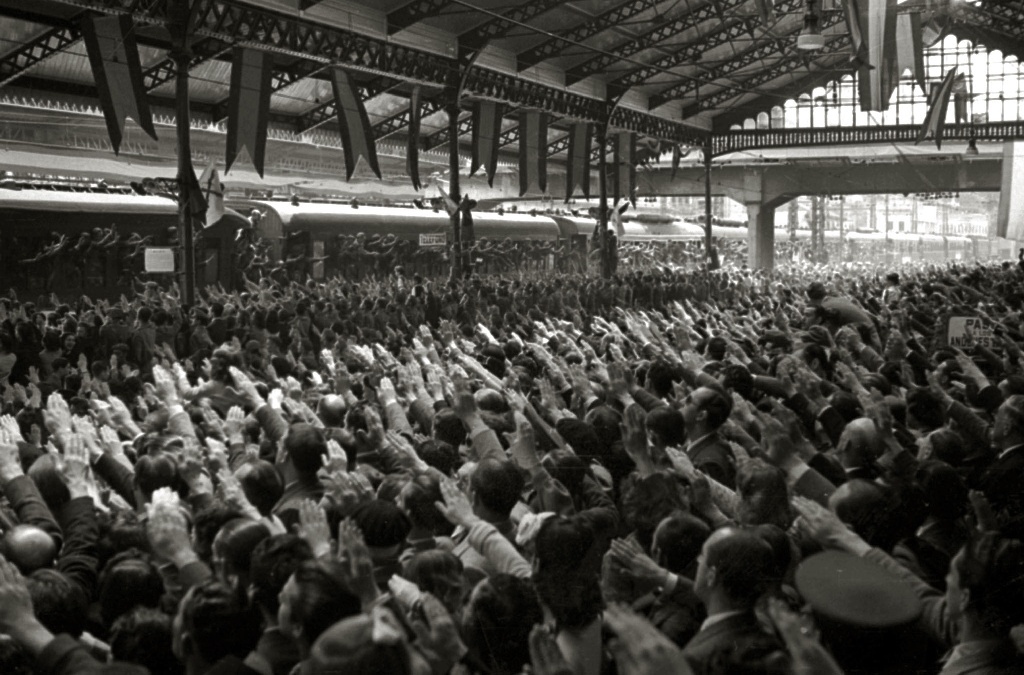 Llegada de integrantes de la Division Azul a la estacion del Norte Kutxa Fototeka