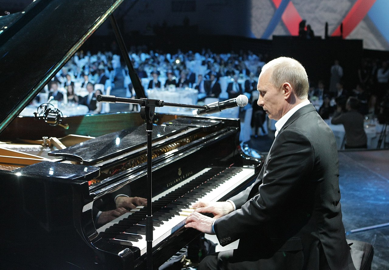 Председатель Правительства Российской Федерации В.В.Путин на благотворительном концерте 10 December 2010 Premier.gov .ru