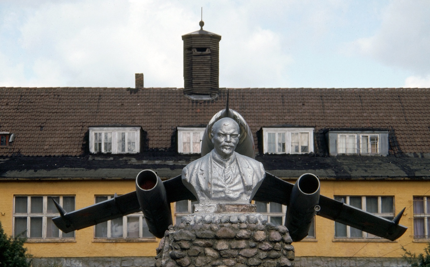 In front of the HQ buildings at Werneuchen Lenin was still honoured with a statue. Behind him a Yak 27 by Rob Schleiffert