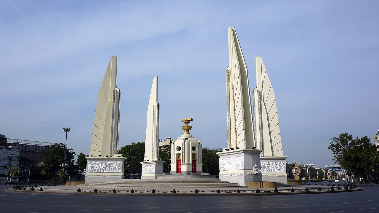 อนุสาวรีย์ประชาธิปไตย, Democracy Monument by Chusak Vijakkhana