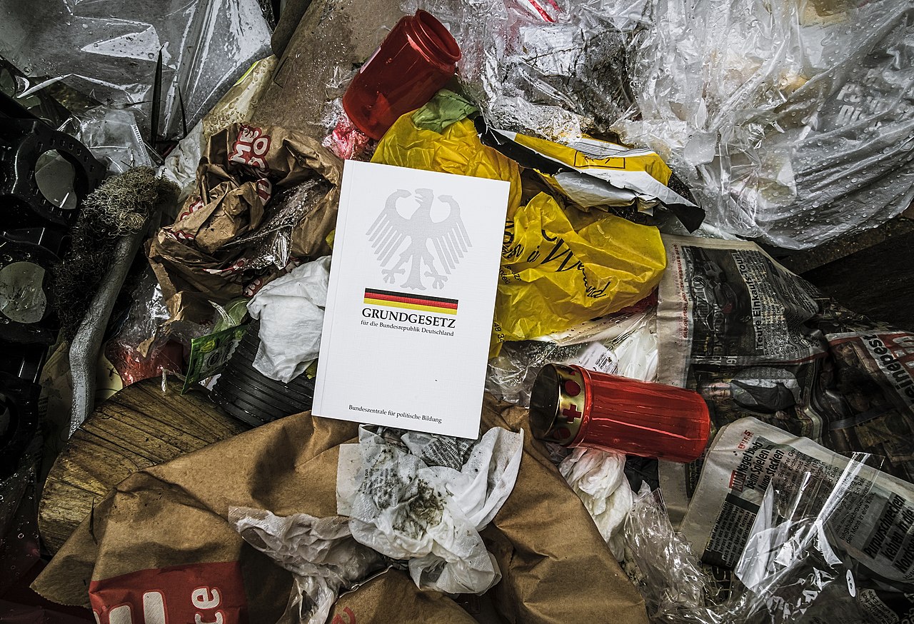 Litter bin at the Frankfurt Fechenheim cemetery by photoheuristic.info