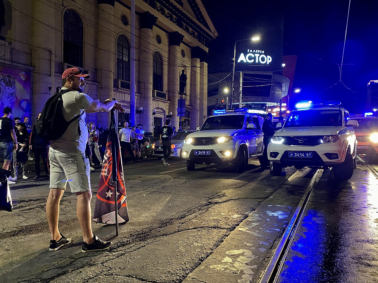 Yevgeny Prigozhin's military mutiny in Rostov on Don on June 24, 2023. A man with a flag of Shtil Wagner in front of police cars by Fargoh