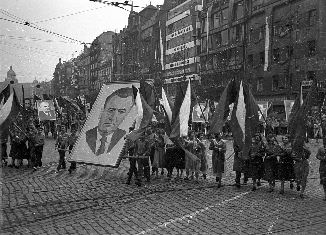 Václavské náměstí s Národním muzeem v pozadí. Prvomájový průvod, Bauer Sándor