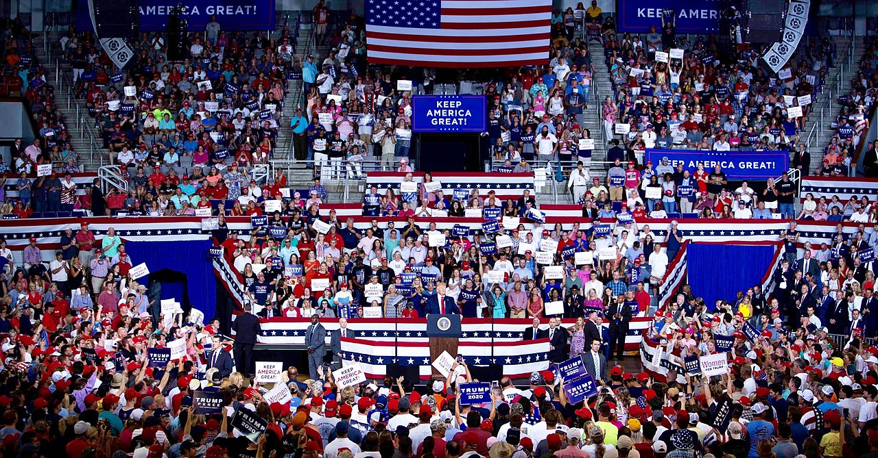 Foto davu příznivců Donalda Trumpa na jednom z jeho politických shromáždění, Donald Trump