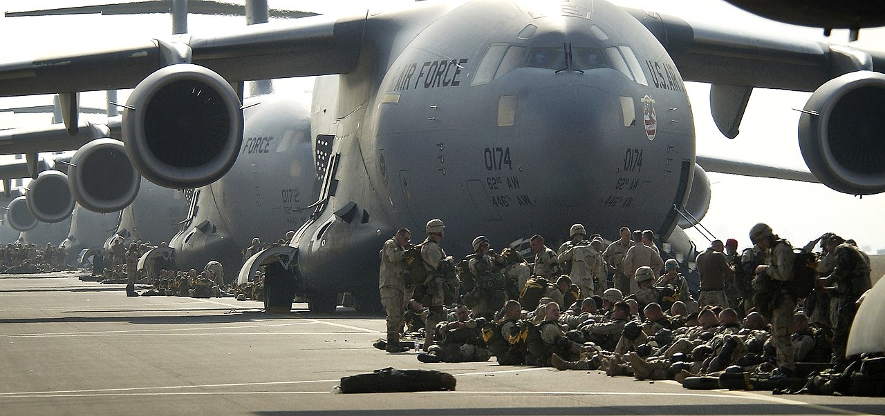 Výsadkáři americké armády ze 173. výsadkové brigády na podporu operace Irácká svoboda 23. března 2003 na letecké základně Aviano v Itálii, Tech. Sgt. Stephen Faulisi