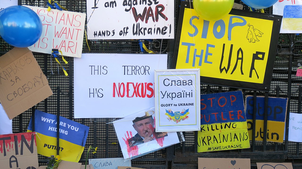 Velvyslanectví Ruska Londýn Ukrajina protiválečné nápisy, Kwh1050
