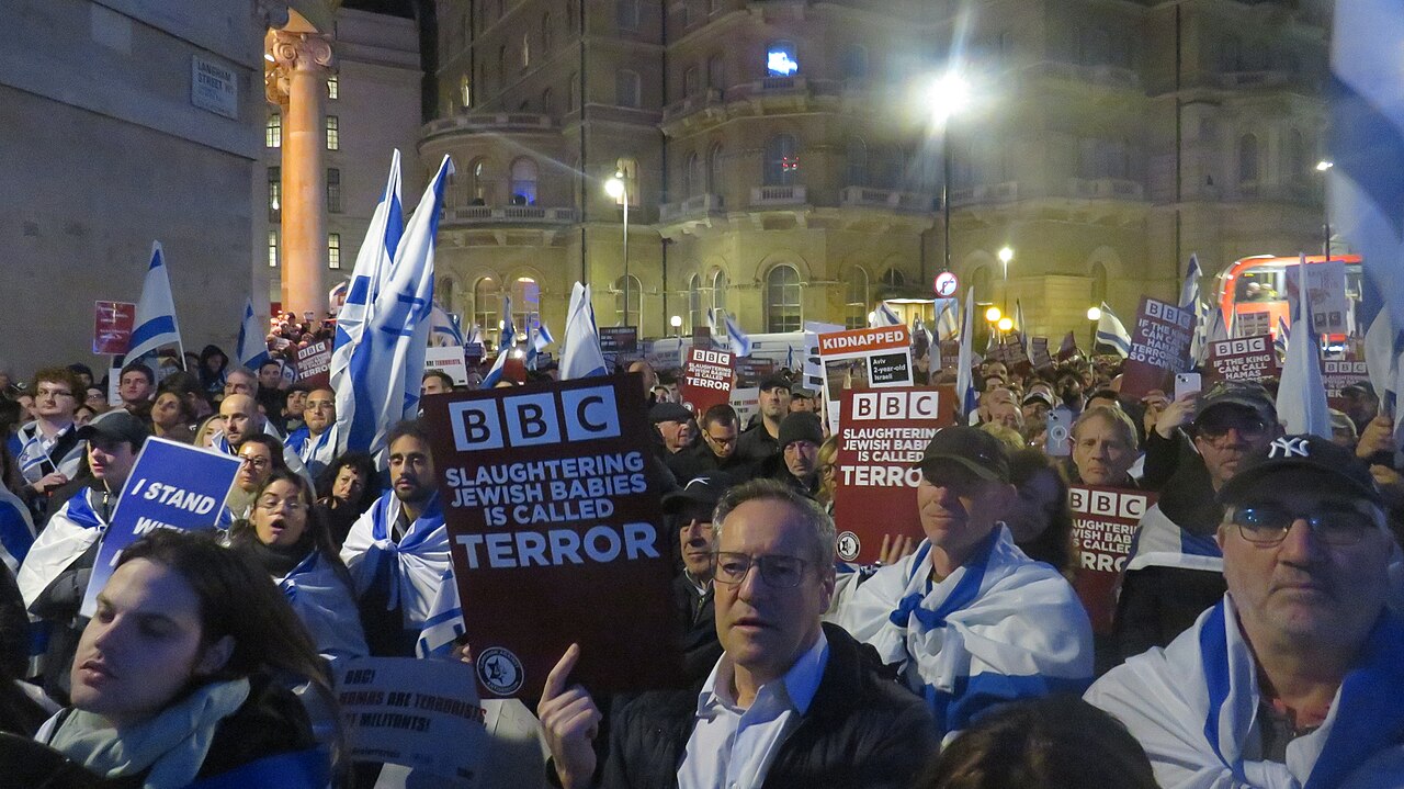 Protest před BBC po masakru na jihu Izraele 7. října a odmítnutí BBC označit Hammas za teroristickou organizaci, Nizzan Cohen