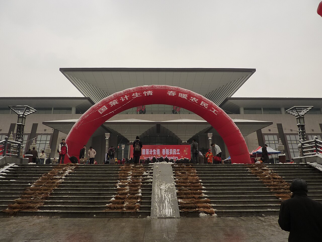 Akce zaměřená na šíření informací o plánování rodiny, konaná v lednu 2011 před vlakovým nádražím Wuchang, Vmenkov