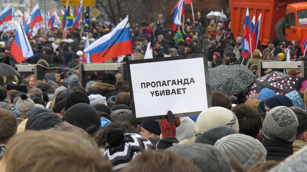 Moskevský pochod za Borise Němcova, transparent s nápisem Propaganda zabíjí, Putnik