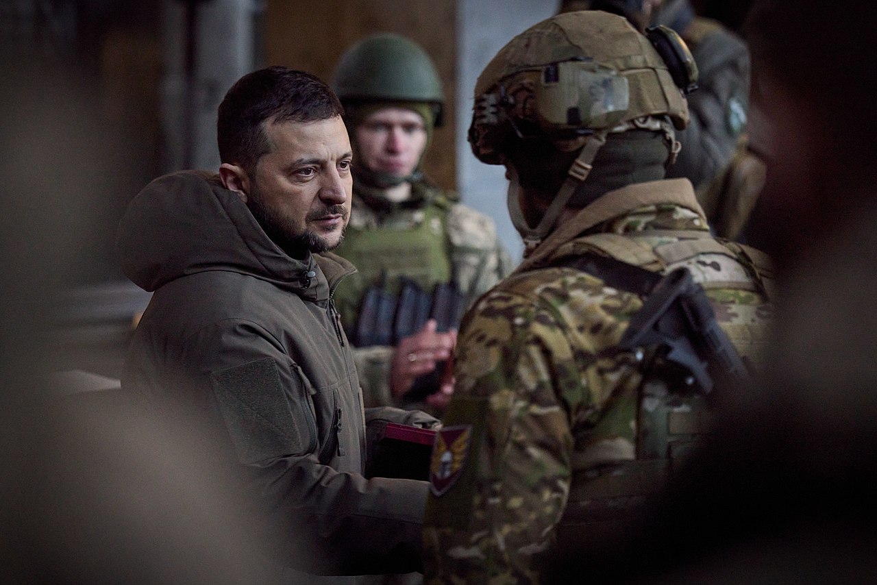 Prezident Ukrajiny se v Bachmutu setkal s ukrajinskými vojáky a předal jim státní vyznamenání Kancelář prezidenta Ukrajiny