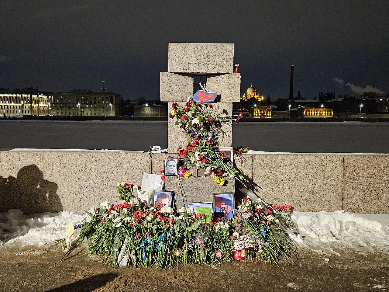 Spontánní vzpomínka na Alexeje Navalného u památníku obětem politických represí v Petrohradě 16. února 2024, Gesanonstein
