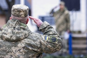 Ukrajinský voják salutuje během výcviku ve Spojeném království, Ministerstvo obrany Spojeného království