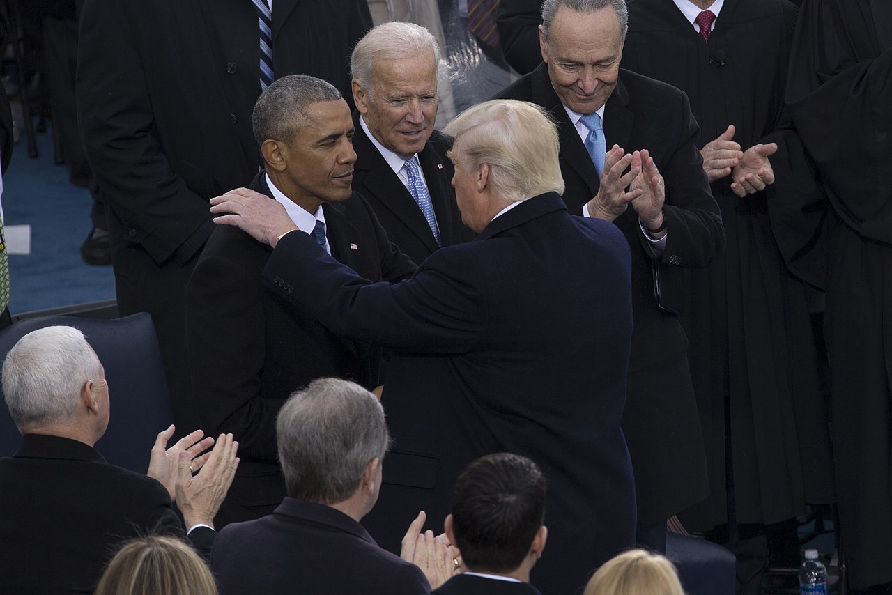Donald J. Trump si potřásá rukou s Barackem H. Obamou v budově Kapitolu, U.S. Marine Corps Lance Cpl. Cristian L. Ricardo