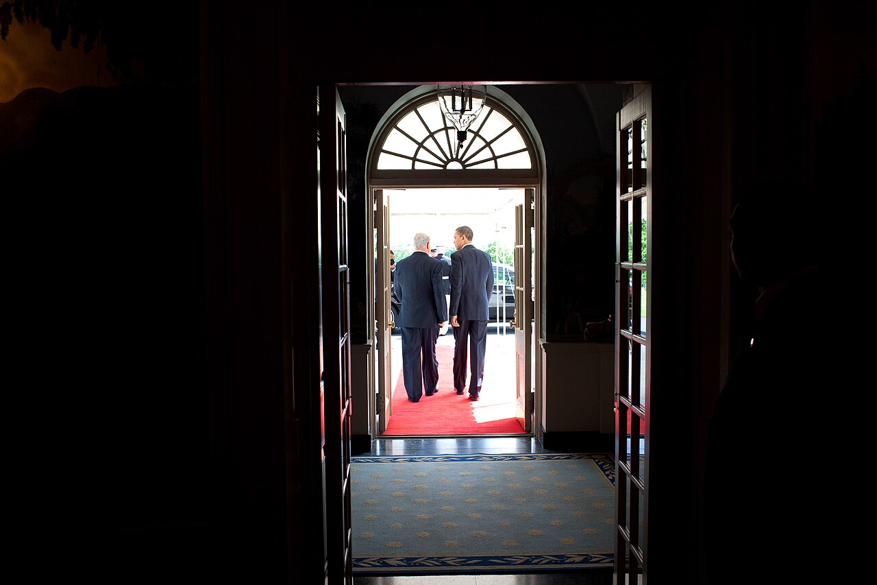 Prezident Barack Obama doprovází izraelského premiéra Benjamina Netanjahua k jeho autu po jejich setkání v Bílém domě v pondělí 18. května 2009, The White House