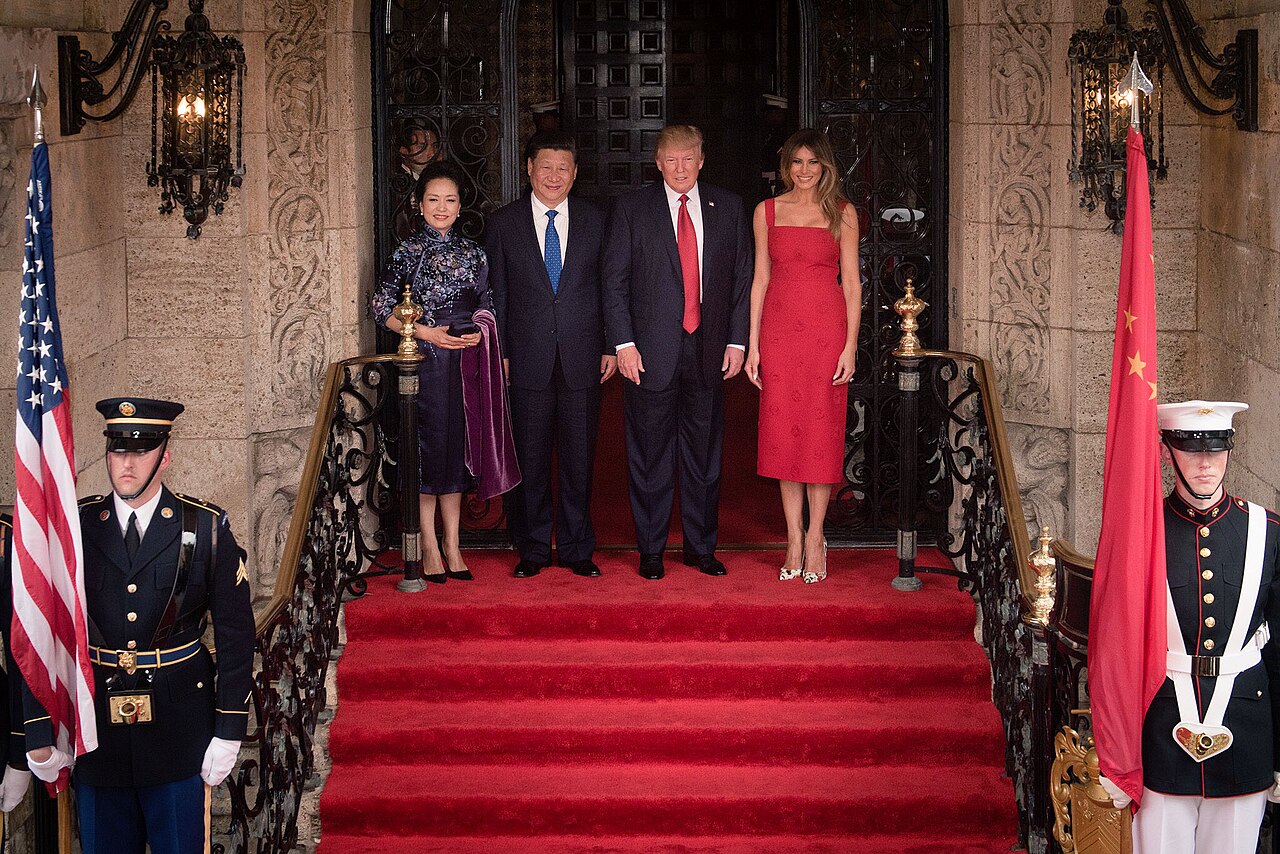 Prezident Donald Trump a první dáma Melania Trumpová vítají Si Ťin pchinga a Pcheng Li jüan v Mar a Lago, Úřad prezidenta Spojených států