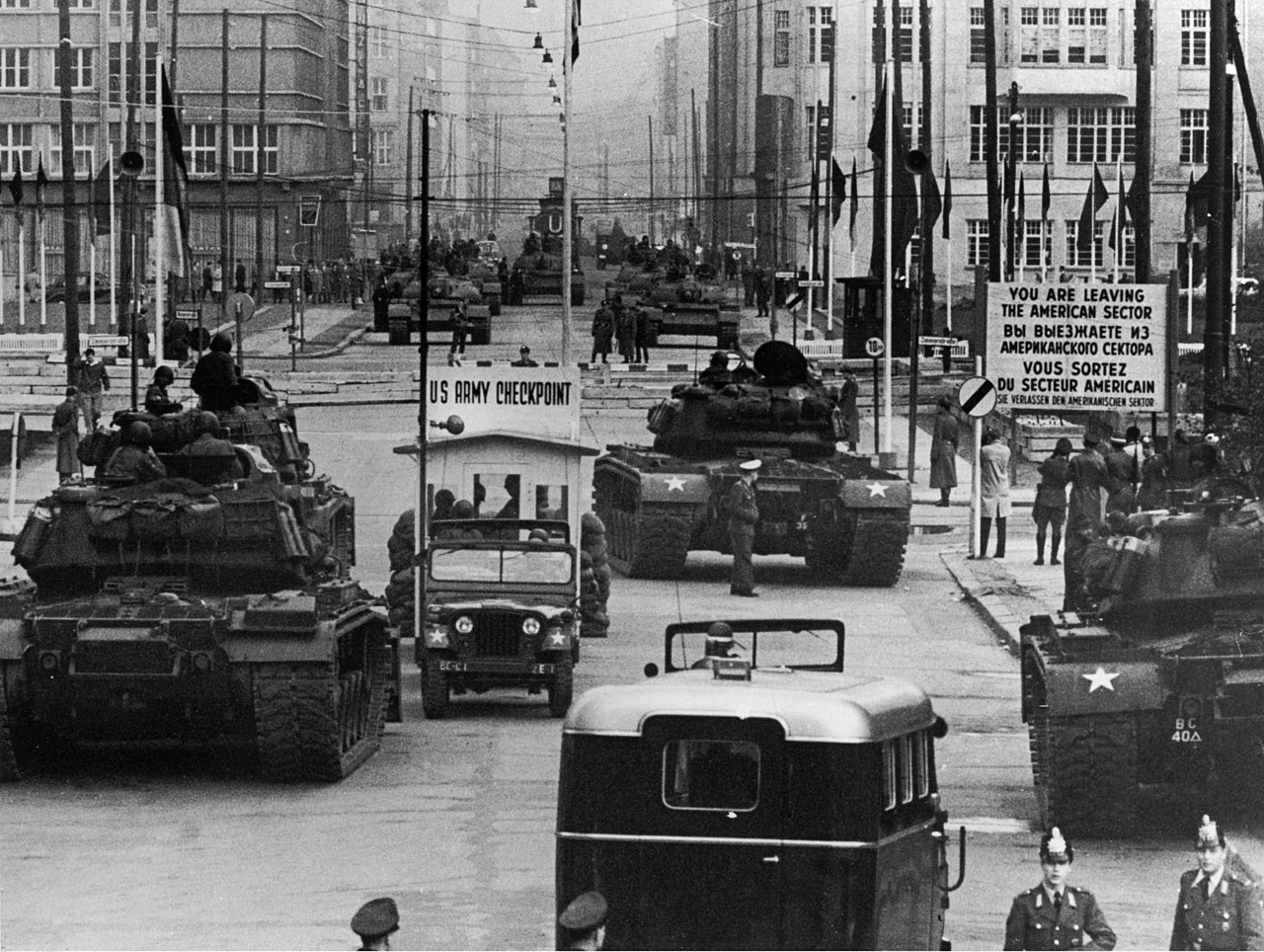Tanky M48 Spojených států čelí tankům T 55 Sovětského svazu na Checkpoint Charlie, říjen 1961, U.S. Army