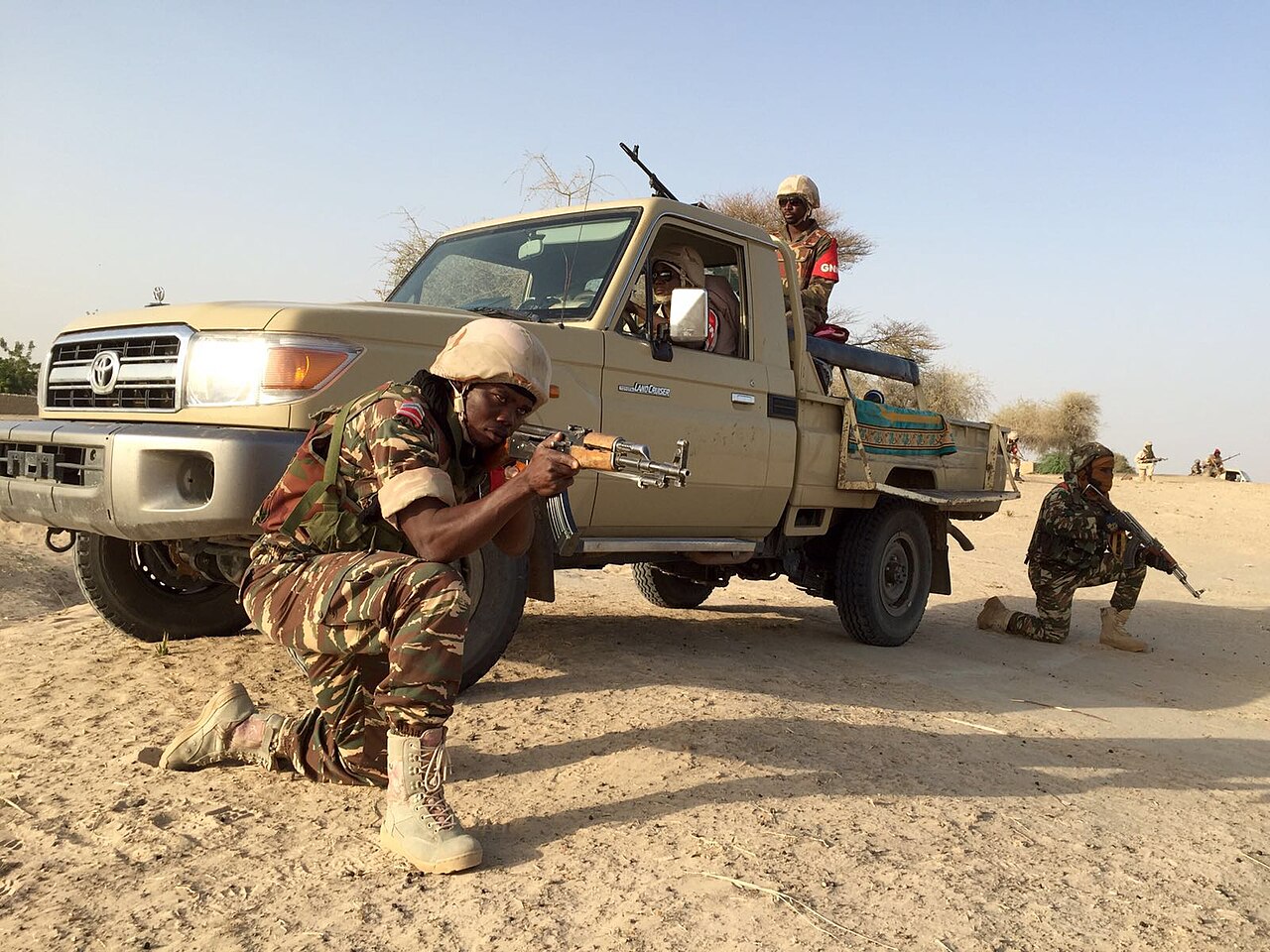 Ve vesnici Zenam Kelouri provádějí nigerijští vojáci ukázku síly v boji proti Boko Haram, Nicolas Pinault