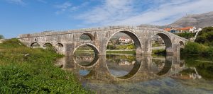 Perovićův (Arslanagićův) most přes řeku Trebišnjicu, původně vybudovaný v roce 1574, Diego Delsa