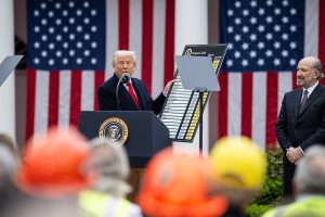 Prezident Trump podepisuje nařízení o celních plánech administrativy, Daniel Torok