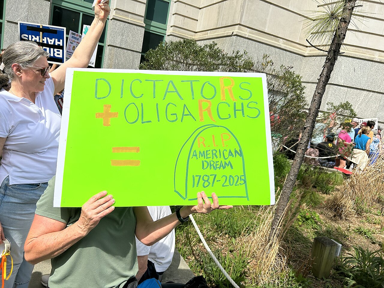 Shromáždění v Raleighu proti Trumpovi a DOGE, chucka nc