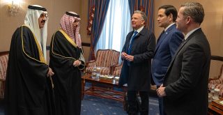 Ministr zahraničí USA Marco Rubio a členové americké delegace se saúdskoarabským ministrem zahraničí princem Faisalem bin Farhan al Saudem, MZV USA