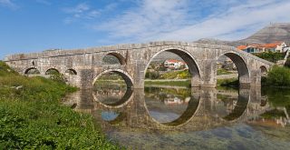 Perovićův (Arslanagićův) most přes řeku Trebišnjicu, původně vybudovaný v roce 1574, Diego Delsa