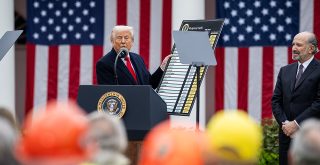 Prezident Trump podepisuje nařízení o celních plánech administrativy, Daniel Torok