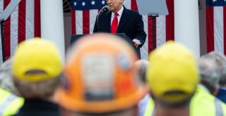Prezident Trump na akci Make America Wealthy Again podepisuje nařízení o celních plánech administrativy, Daniel Torok