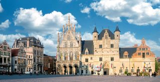 Mechelen Großer Markt mit Rathaus und Tuchhalle by Rolf Kranz