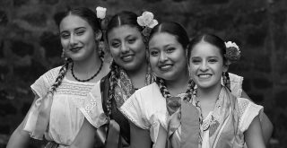 Mexické ženy v tradičních krojích v Xochimilku, Mexiko, AngieRomo27