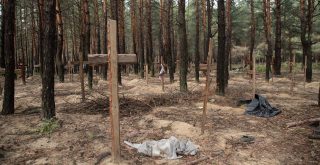 Hřbitov ve městě Izium, kde místní obyvatelé pohřbívají civilisty a vojáky zabité během bitvy o Izium a následné ruské okupace města, anonymní autor