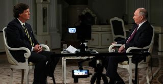 Ruský prezident Vladimir Putin poskytl rozhovor novináři Tuckerovi Carlsonovi, zakladateli videoplatformy Tucker Carlson Network, Ruská prezidentská kancelář